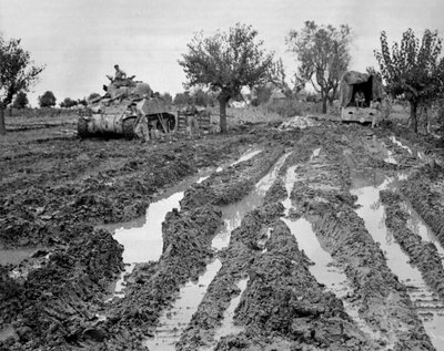 Char Sherman et camion dans un terrain boueux, Italie, vers 1943-45, d